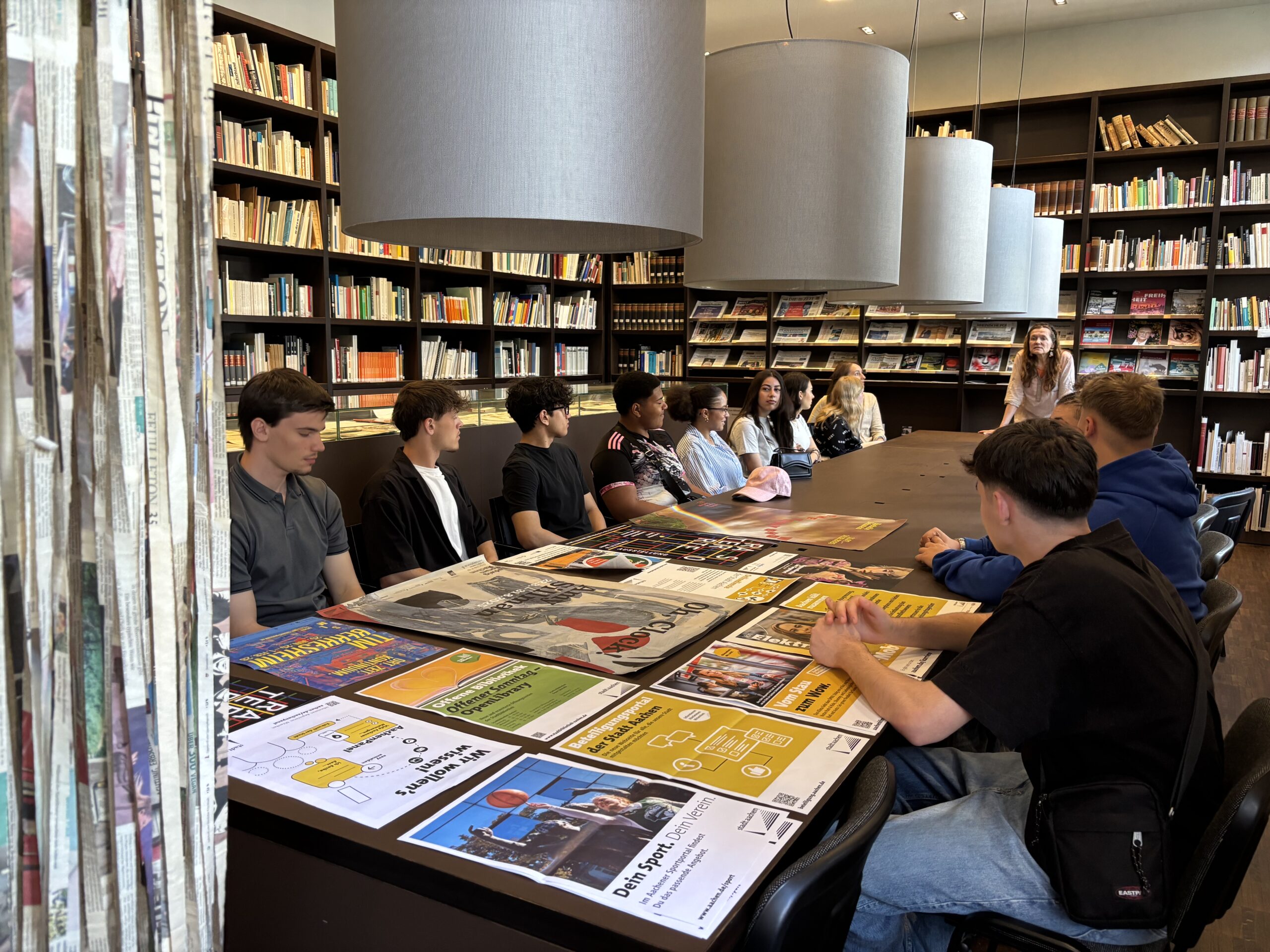 Mehr über den Artikel erfahren Fake News – Propaganda – Pressefreiheit: der Deutsch-GK des Wirtschaftsgymnasiums erkundet das Zeitungsmuseum