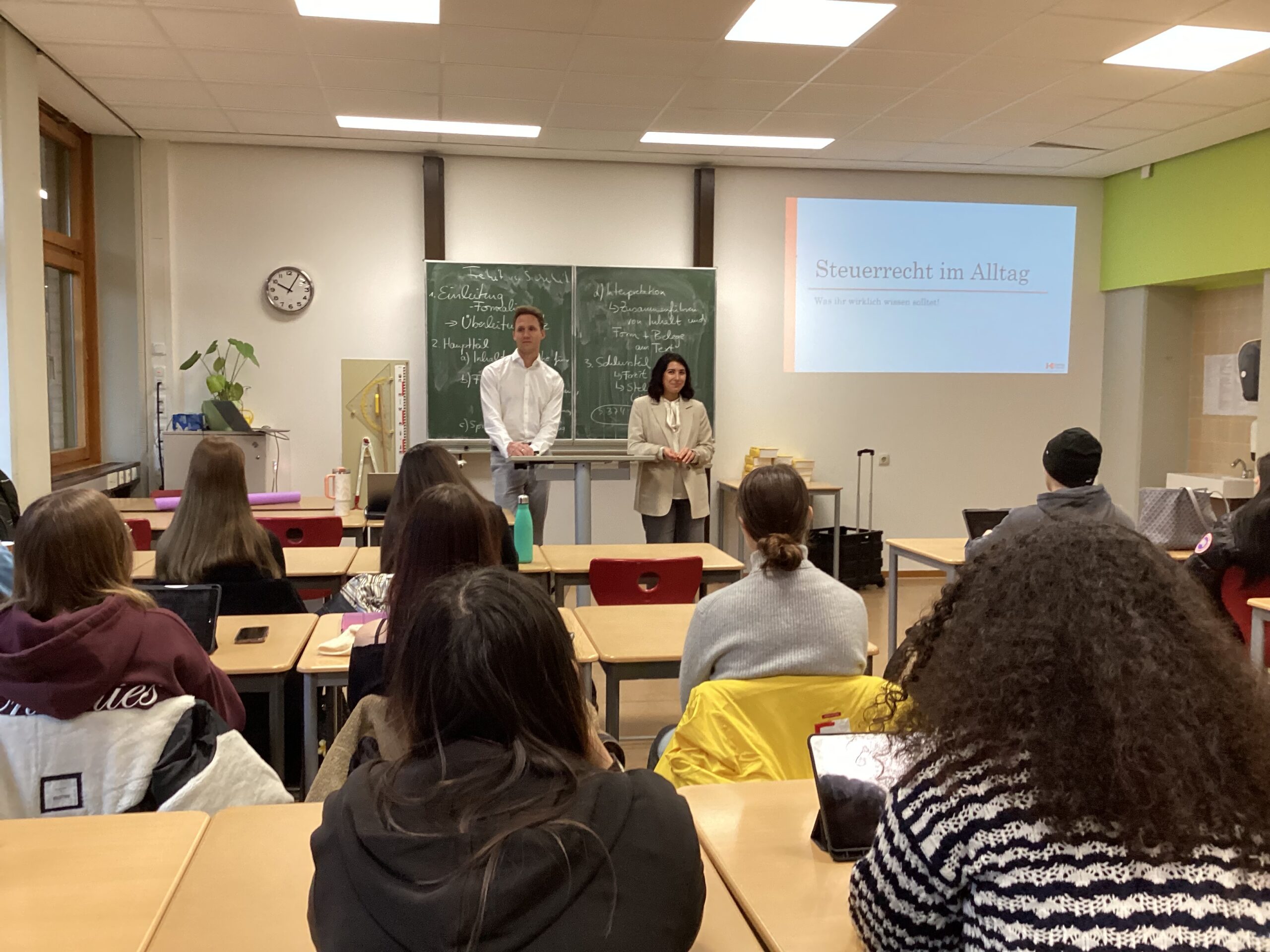 Mehr über den Artikel erfahren Steuern leicht gemacht – Experten zu Gast am Wirtschaftsgymnasium